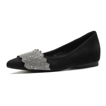 Pantofi balerini cu vârf ascuțit, din velur, talpă din cauciuc, căptușeală din piele de miel; înălțime toc 3–6 cm