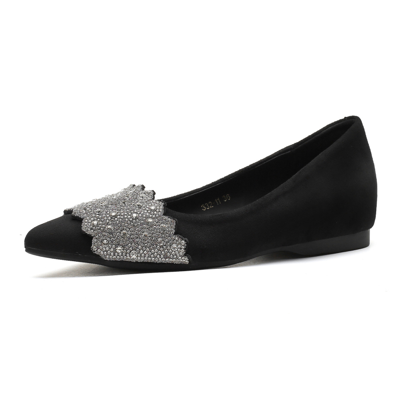 Pantofi balerini cu vârf ascuțit, din velur, talpă din cauciuc, căptușeală din piele de miel; înălțime toc 3–6 cm