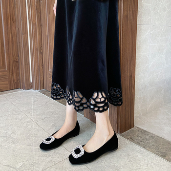 Női lapos cipő négyzetes orrú, velúr felsőrész, gumi talp, alacsony sarok (3 cm alatt)