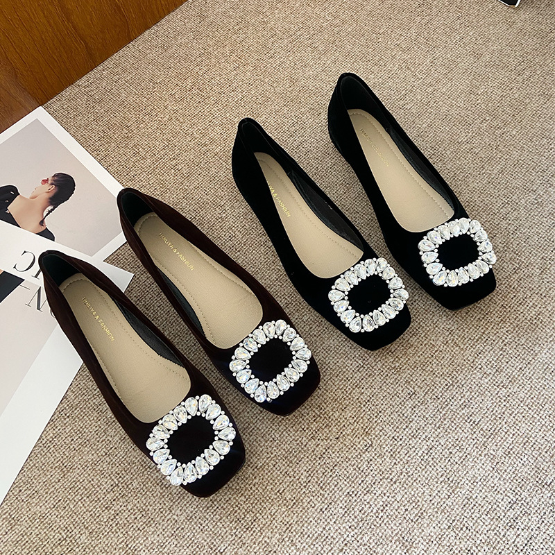 Női lapos cipő négyzetes orrú, velúr felsőrész, gumi talp, alacsony sarok (3 cm alatt)