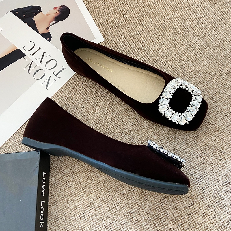 Női lapos cipő négyzetes orrú, velúr felsőrész, gumi talp, alacsony sarok (3 cm alatt)