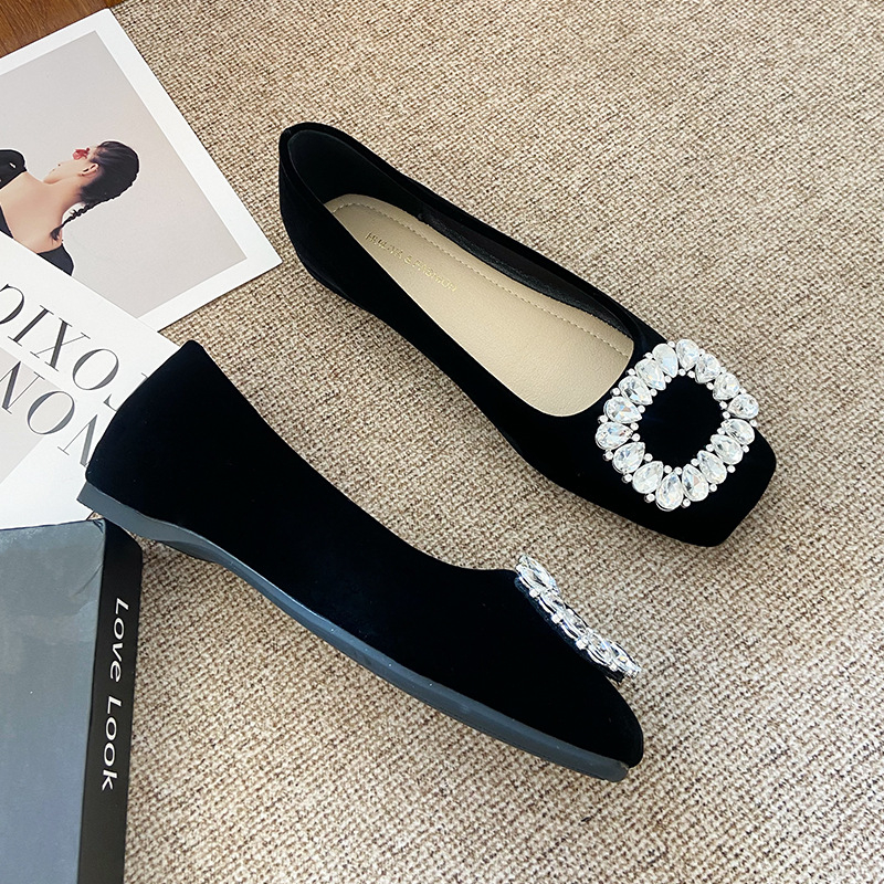 Női lapos cipő négyzetes orrú, velúr felsőrész, gumi talp, alacsony sarok (3 cm alatt)