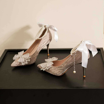 Ženske visoke potpetice: oštar nos, tanak štikla, traka s perlom, gumena potplat, nad 8 cm