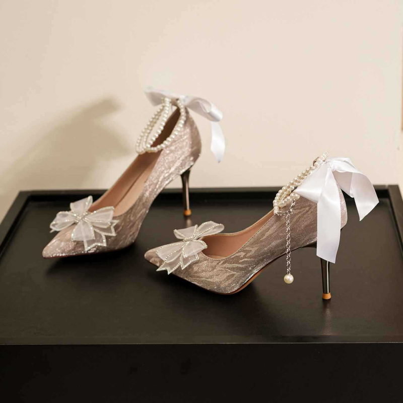 Ženske visoke potpetice: oštar nos, tanak štikla, traka s perlom, gumena potplat, nad 8 cm