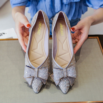 Női lapos cipő masnival és kristályokkal, szatén felsőrész, hegyes orr, alacsony sarok, belső talp természetes bőr