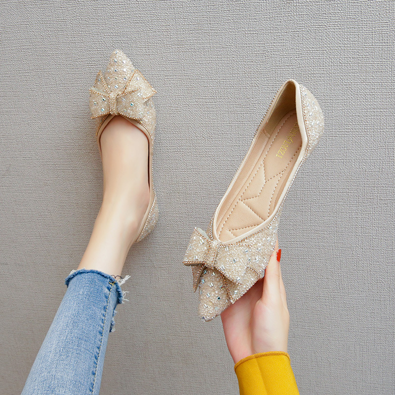 Női lapos cipő masnival és kristályokkal, szatén felsőrész, hegyes orr, alacsony sarok, belső talp természetes bőr