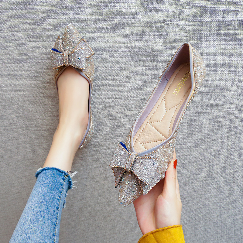 Női lapos cipő masnival és kristályokkal, szatén felsőrész, hegyes orr, alacsony sarok, belső talp természetes bőr