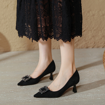 Vysoké podpätky s ostrým nosom, zvršok z velúru, tenké podpätky 6–8 cm, zapínanie slip-on, pôvod Huizhou, Guangdong