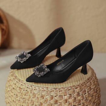 Vysoké podpätky s ostrým nosom, zvršok z velúru, tenké podpätky 6–8 cm, zapínanie slip-on, pôvod Huizhou, Guangdong