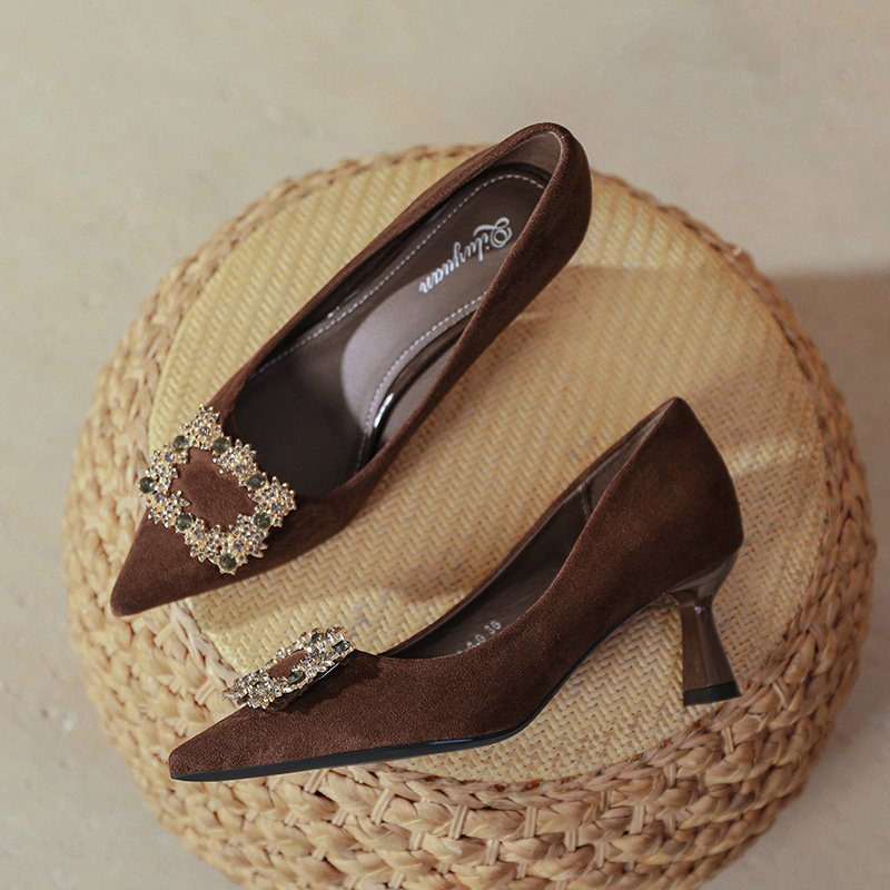 Vysoké podpätky s ostrým nosom, zvršok z velúru, tenké podpätky 6–8 cm, zapínanie slip-on, pôvod Huizhou, Guangdong