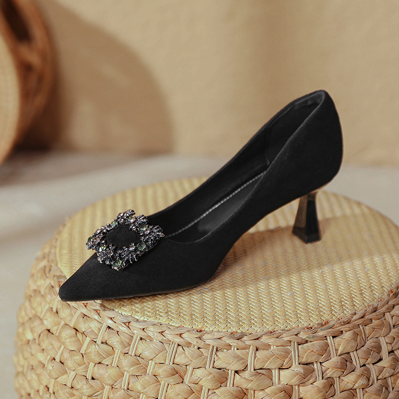 Vysoké podpätky s ostrým nosom, zvršok z velúru, tenké podpätky 6–8 cm, zapínanie slip-on, pôvod Huizhou, Guangdong