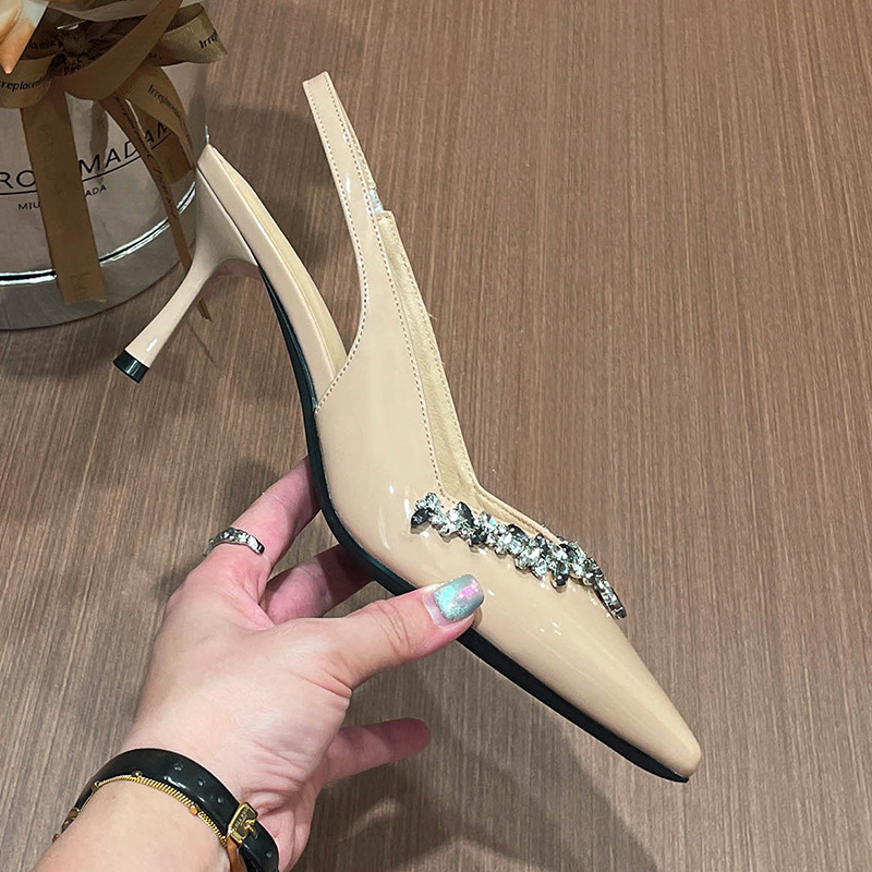 Ženske štikle s oštrim nosom, kristali, patent koža, tanka peta 3–6 cm