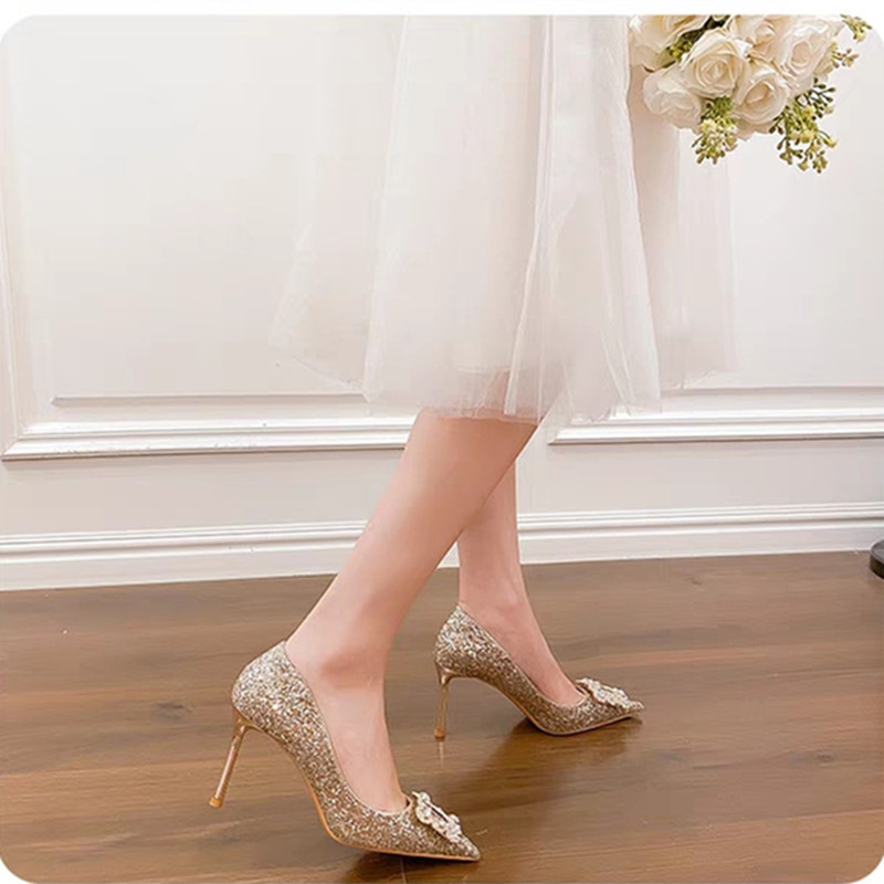 Svadobné topánky na podpätku s ostrou špičkou, výška podpätku 6–8 cm, horný materiál: Super fiber, vnútorný materiál: Microfiber, podrážka: Rubber, na svadbu