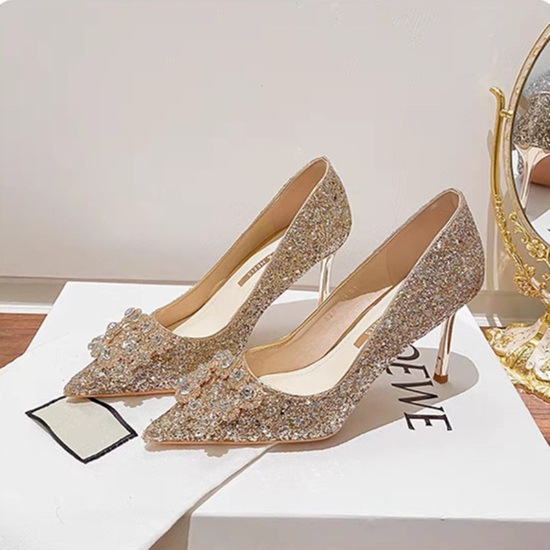 Svadobné topánky na podpätku s ostrou špičkou, výška podpätku 6–8 cm, horný materiál: Super fiber, vnútorný materiál: Microfiber, podrážka: Rubber, na svadbu