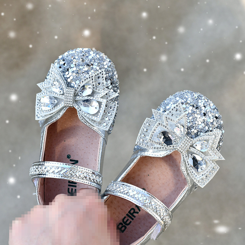 Mergaitėms kristaliniai bateliai su blizgučiais, Velcro užsegimas, viršus Ultrafilm oda, vidus iš kiaulės odos, EVA įdėklas, plastikinė padas