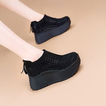 Ženské športové sandále, vrchná časť zo super vlákna, guľatý nos, zapínanie šnúrkami a zadným zipsom, 7 cm hrubá podrážka, platforma