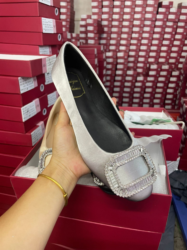 Ženske cipele s okruglim nosom, satenski gornji dio, slip-on, niska peta, uložak od satena
