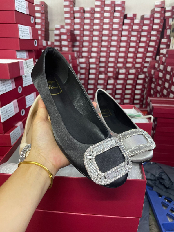 Ženske cipele s okruglim nosom, satenski gornji dio, slip-on, niska peta, uložak od satena