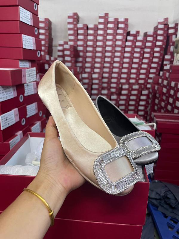 Ženske cipele s okruglim nosom, satenski gornji dio, slip-on, niska peta, uložak od satena