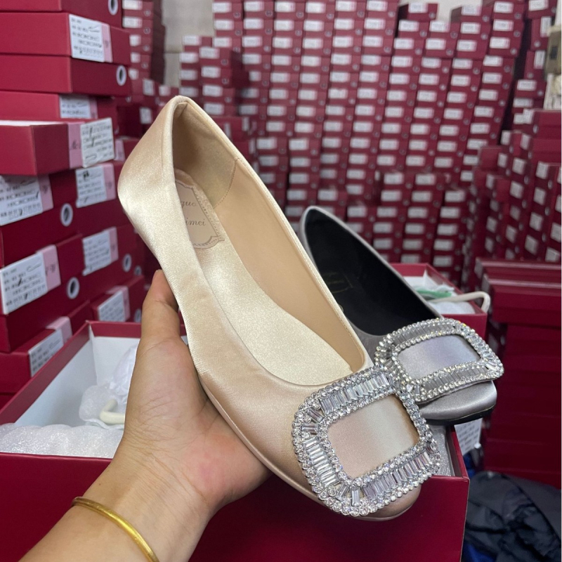Ženske cipele s okruglim nosom, satenski gornji dio, slip-on, niska peta, uložak od satena