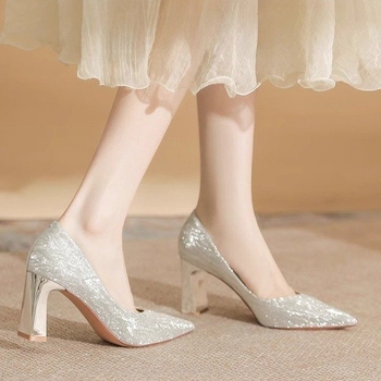 Dámske svadobné topánky, špičatý nos, vysoký podpätok 6–8 cm, PU vrchný materiál, gumová podrážka