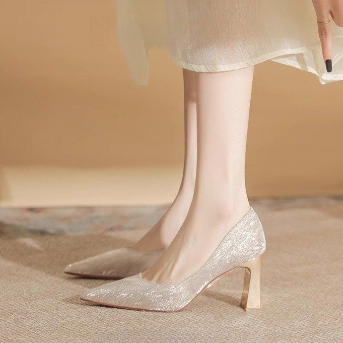 Dámske svadobné topánky, špičatý nos, vysoký podpätok 6–8 cm, PU vrchný materiál, gumová podrážka