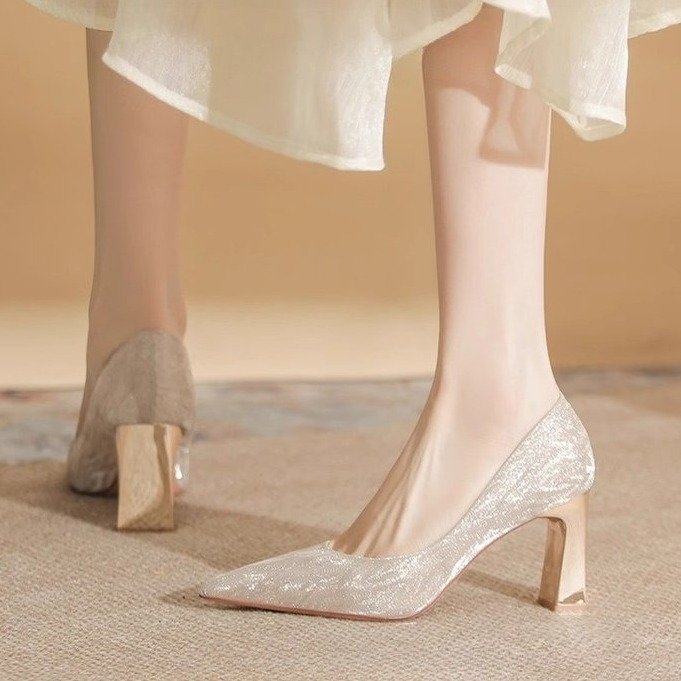 Dámske svadobné topánky, špičatý nos, vysoký podpätok 6–8 cm, PU vrchný materiál, gumová podrážka