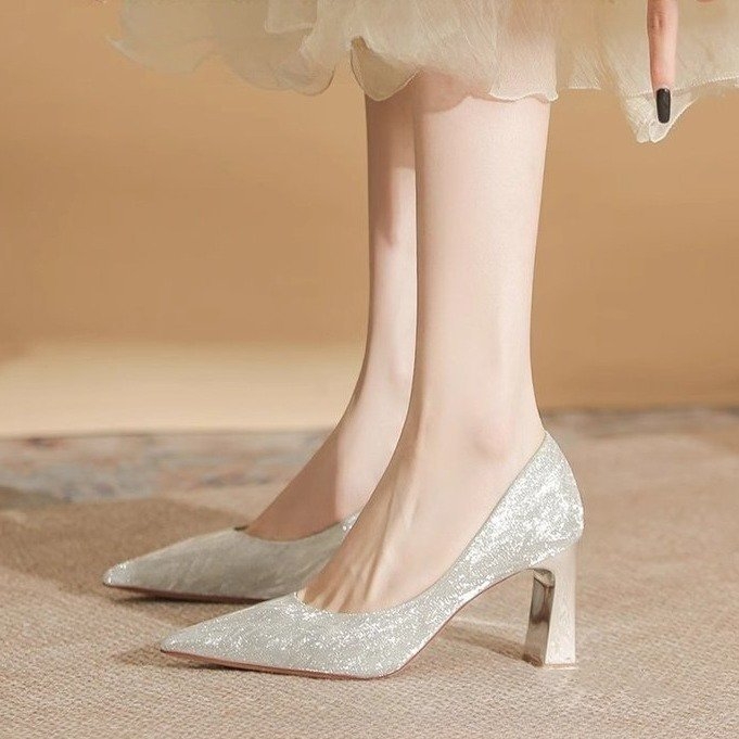 Dámske svadobné topánky, špičatý nos, vysoký podpätok 6–8 cm, PU vrchný materiál, gumová podrážka