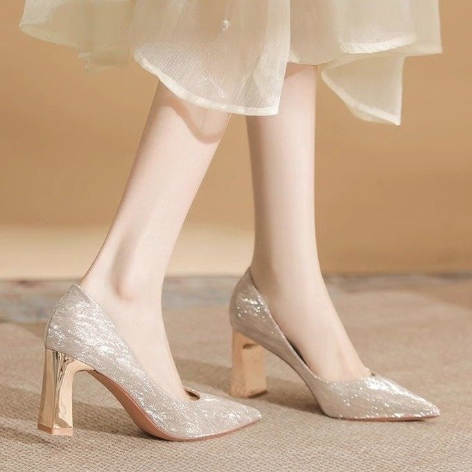 Dámske svadobné topánky, špičatý nos, vysoký podpätok 6–8 cm, PU vrchný materiál, gumová podrážka