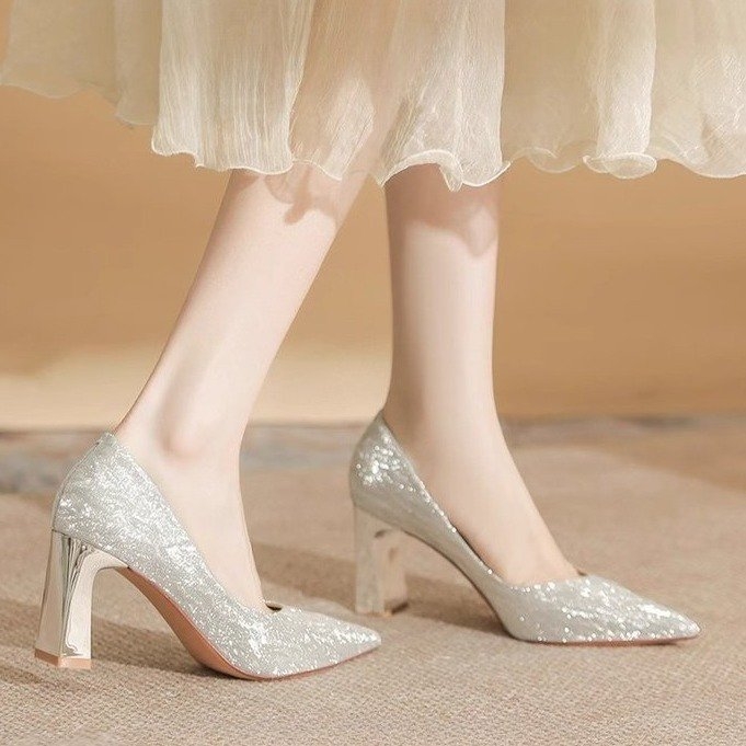 Dámske svadobné topánky, špičatý nos, vysoký podpätok 6–8 cm, PU vrchný materiál, gumová podrážka