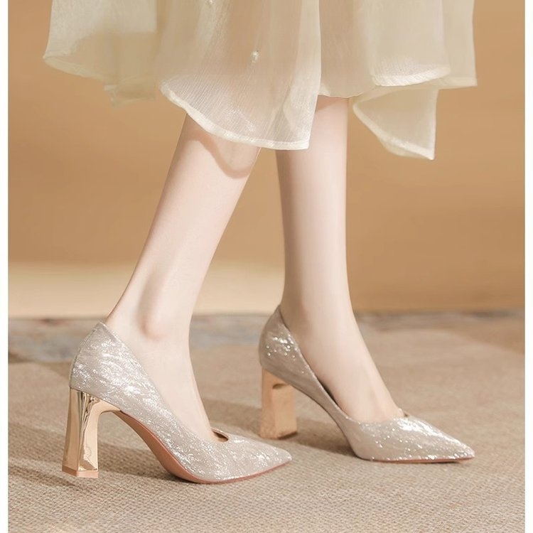 Dámske svadobné topánky, špičatý nos, vysoký podpätok 6–8 cm, PU vrchný materiál, gumová podrážka