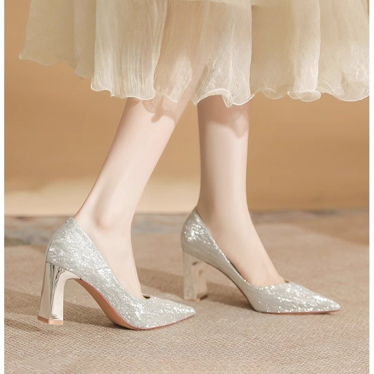 Dámske svadobné topánky, špičatý nos, vysoký podpätok 6–8 cm, PU vrchný materiál, gumová podrážka