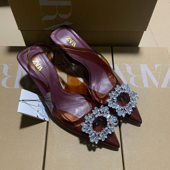 Dámske vysoké podpätky s ostrým nosom, vrchná časť z mikrovlákna, podrážka z gumy, vnútorná stielka z prírodnej kože, výška podpätku >8 cm