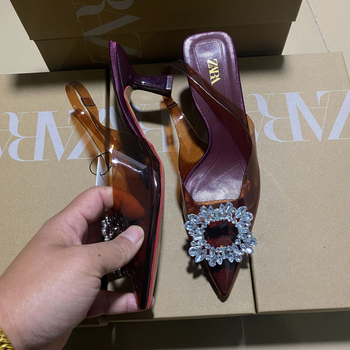 Dámske vysoké podpätky s ostrým nosom, vrchná časť z mikrovlákna, podrážka z gumy, vnútorná stielka z prírodnej kože, výška podpätku >8 cm