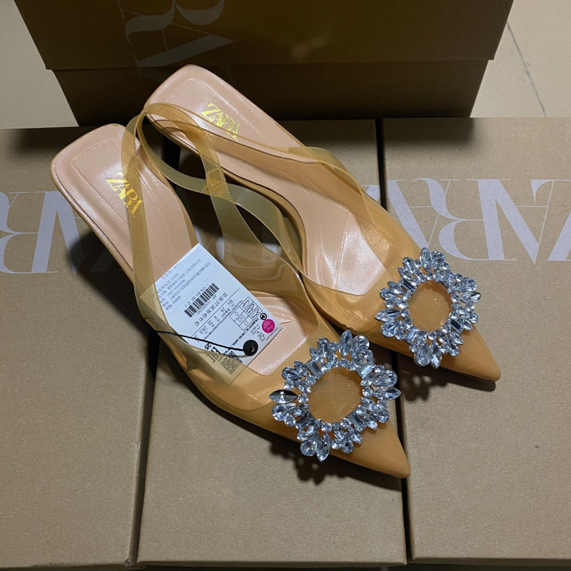 Dámske vysoké podpätky s ostrým nosom, vrchná časť z mikrovlákna, podrážka z gumy, vnútorná stielka z prírodnej kože, výška podpätku >8 cm