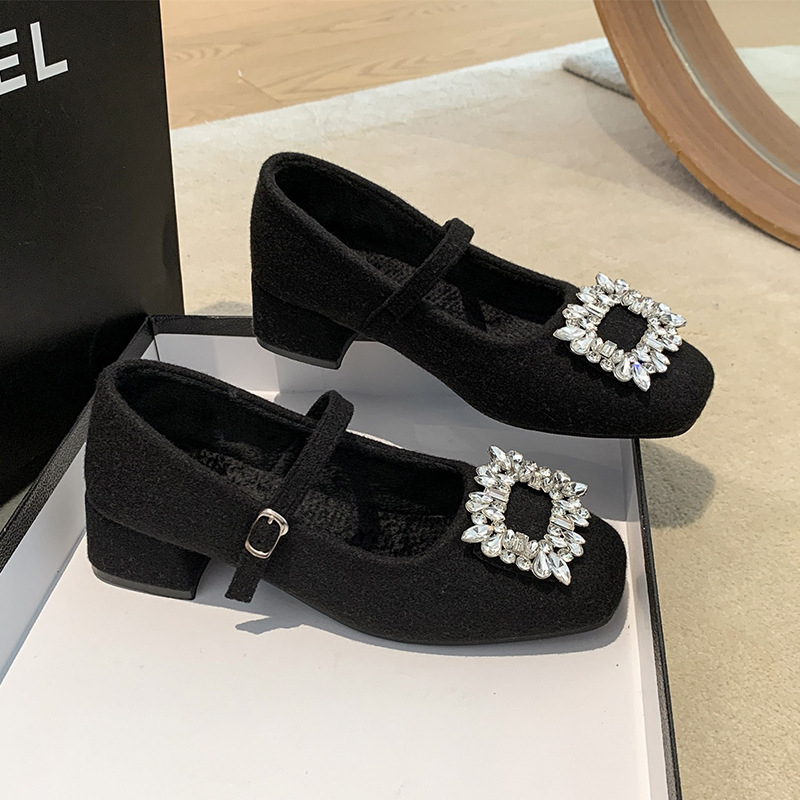 Mary Jane cipele s okruglim nosom, velur gornji dio, gumena potplata, visina pete 3–6 cm