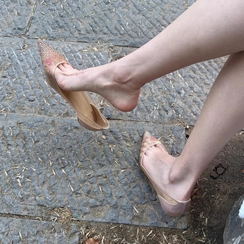 Ženske ravne sandale s mrežastim gornjim dijelom i kristalima — oštar vrh, nizak potpetica, gumeni potplat