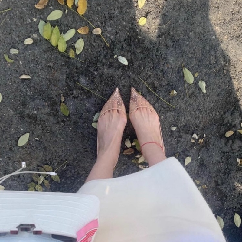 Ženske ravne sandale s mrežastim gornjim dijelom i kristalima — oštar vrh, nizak potpetica, gumeni potplat