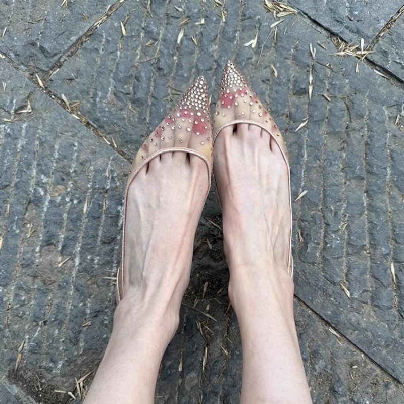 Ženske ravne sandale s mrežastim gornjim dijelom i kristalima — oštar vrh, nizak potpetica, gumeni potplat