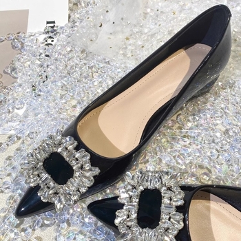 Pantofi dama cu vârf ascuțit, partea superioară PU, decolteu mic, toc mediu 3–5 cm, talpă din cauciuc