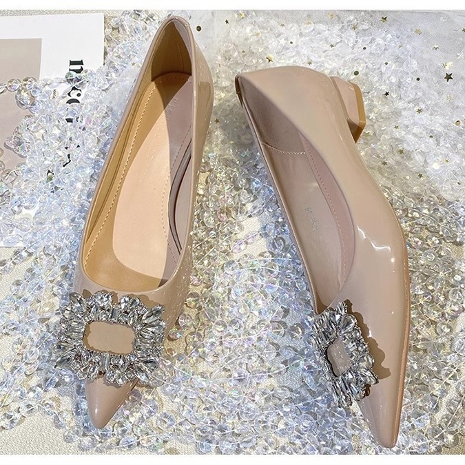 Pantofi dama cu vârf ascuțit, partea superioară PU, decolteu mic, toc mediu 3–5 cm, talpă din cauciuc