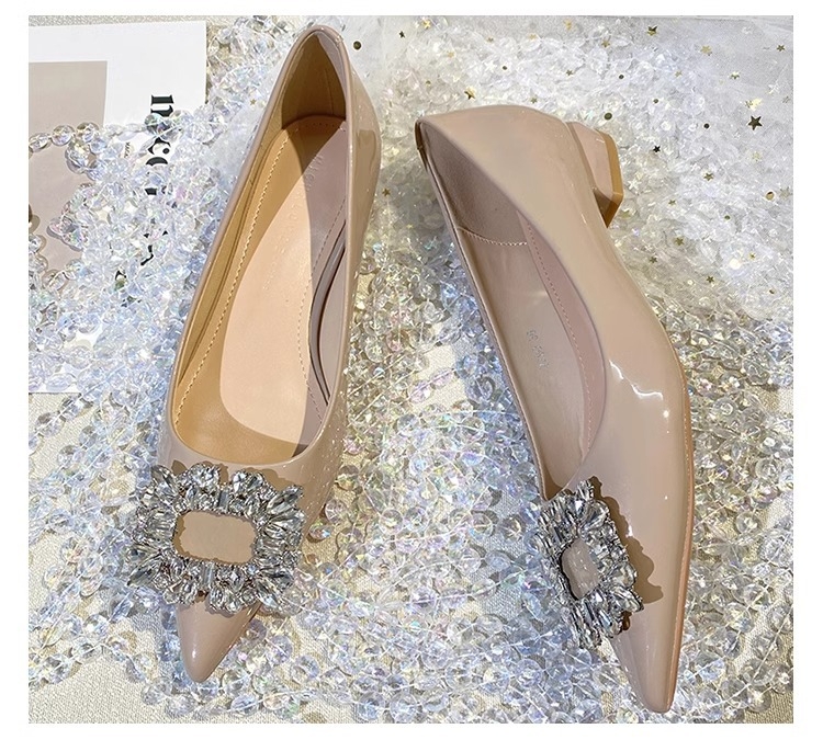 Pantofi dama cu vârf ascuțit, partea superioară PU, decolteu mic, toc mediu 3–5 cm, talpă din cauciuc