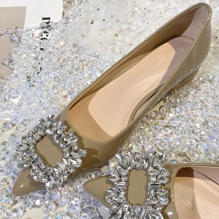 Pantofi dama cu vârf ascuțit, partea superioară PU, decolteu mic, toc mediu 3–5 cm, talpă din cauciuc