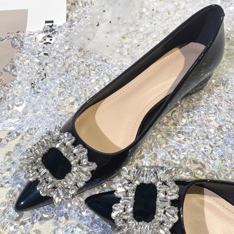 Pantofi dama cu vârf ascuțit, partea superioară PU, decolteu mic, toc mediu 3–5 cm, talpă din cauciuc