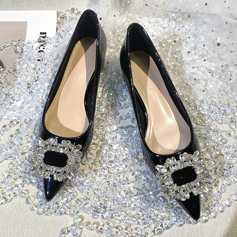 Pantofi dama cu vârf ascuțit, partea superioară PU, decolteu mic, toc mediu 3–5 cm, talpă din cauciuc