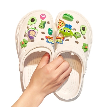 Crocs-stílusú gyerekcipő-kiegészítő levehető virágcsattal – rajzfilm-stílusú