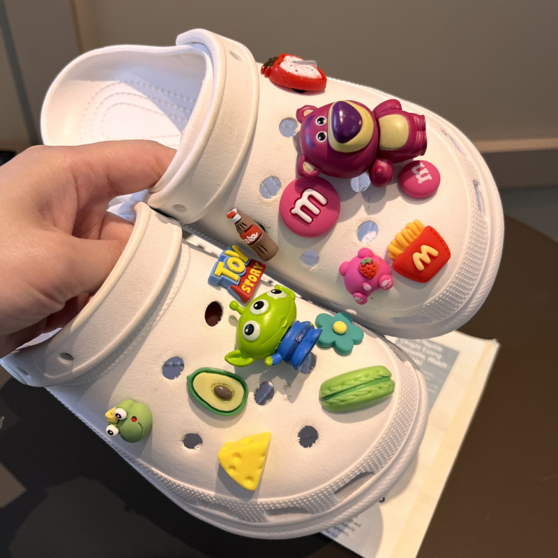 Crocs-stílusú gyerekcipő-kiegészítő levehető virágcsattal – rajzfilm-stílusú