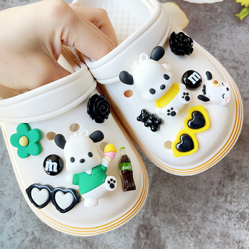 Crocs-stílusú cipőfelszerelés – 3D plüss kutyás charm, levehető kapocs csat, alkalmas papucsokhoz és szandálokhoz (kód Xy-d031)