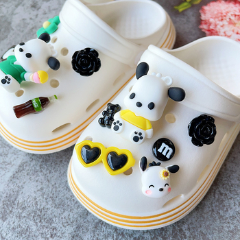 Crocs-stílusú cipőfelszerelés – 3D plüss kutyás charm, levehető kapocs csat, alkalmas papucsokhoz és szandálokhoz (kód Xy-d031)