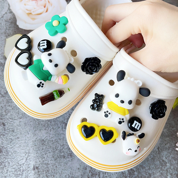 Crocs-stílusú cipőfelszerelés – 3D plüss kutyás charm, levehető kapocs csat, alkalmas papucsokhoz és szandálokhoz (kód Xy-d031)